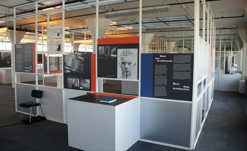 Das Bild zeigt mit Bildern und Texten versehene Präsentationswände der Ausstellung "Simultanität der Moderne" in der Van-Nelle-Fabrik. 