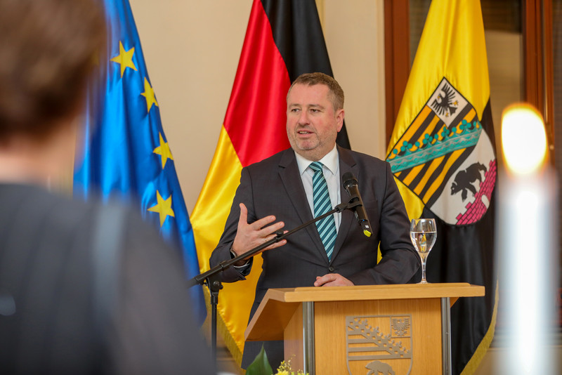 Das Bild zeigt den ungarischen Botschafter Györkös am Rednerpult bei seiner Rede.