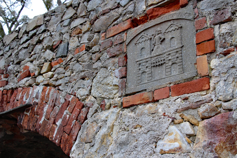 nachgebildetes Wappen Magdeburgs in der Mauer der Klusbrücke eingelassen