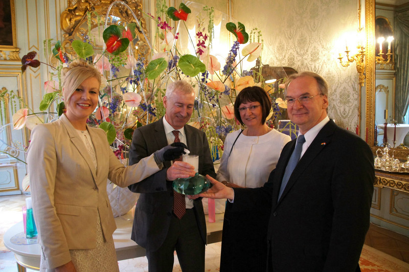 Das Foto zeigt von rechts Ministerpräsident Haseloff, seine Gattin, Botschafter Kremp und die Hallenser Floristin Victoria Salomon, die den Blumenschmuck für den Empfang kreiert hat. 