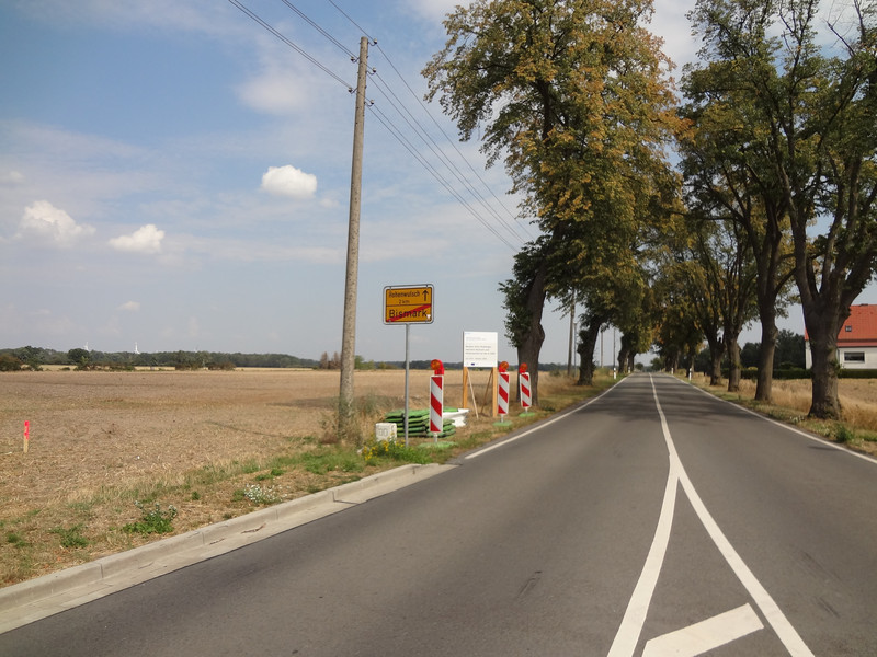 Das Bild zeigt die Straße von Bismark nach Hohenwulsch. 