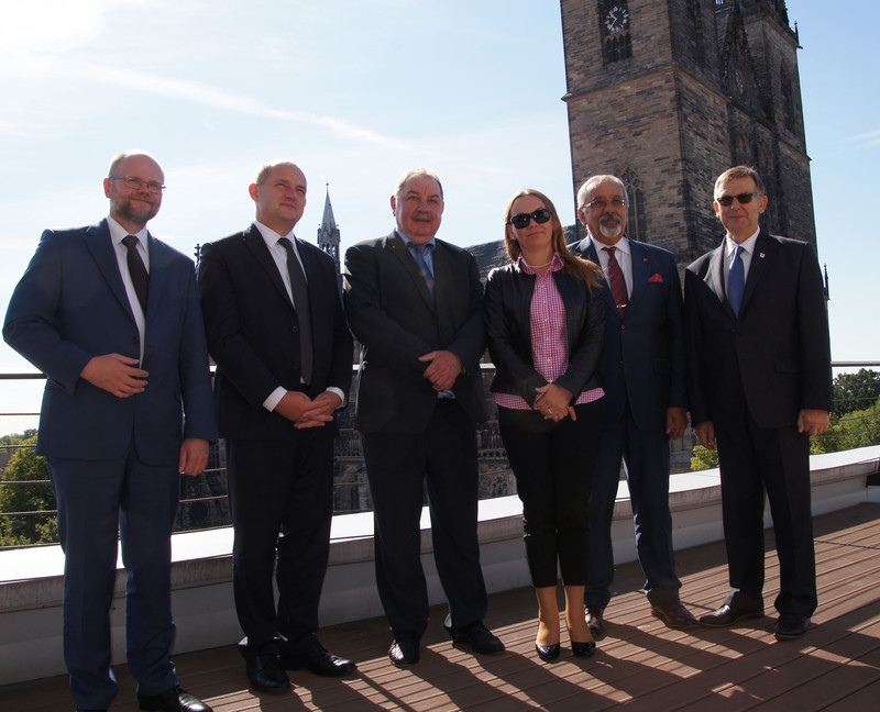 Das Bild zeigt die fünfköpfige polnische Delegation mit dem Sprecher der Geschäftsführung der Investitionsbank, Manfred Maas, auf der Dachterrasse der Bank vor dem Magdeburger Dom.
