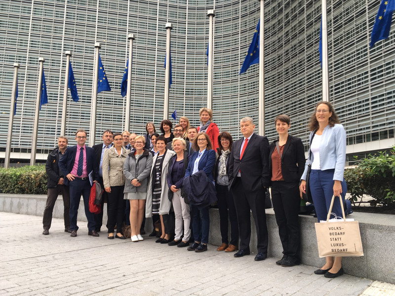 Die Teilnehmerinnen und Teilnehmer des Führungskräfteseminars stehen vor der Europäischen Kommission