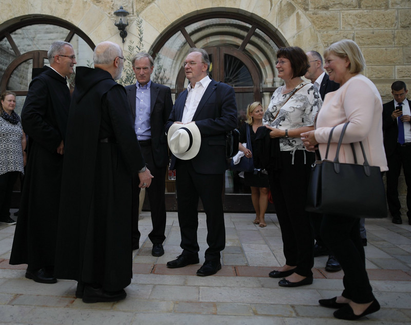 Das Bild zeigt unter anderem Abt Bernhard Maria, der Ministerpräsident Haseloff, dessen Gattin sowie Landtagspräsidentin Brakebusch in der Dormitio-Abtei auf dem Berg Zion begrüßt.