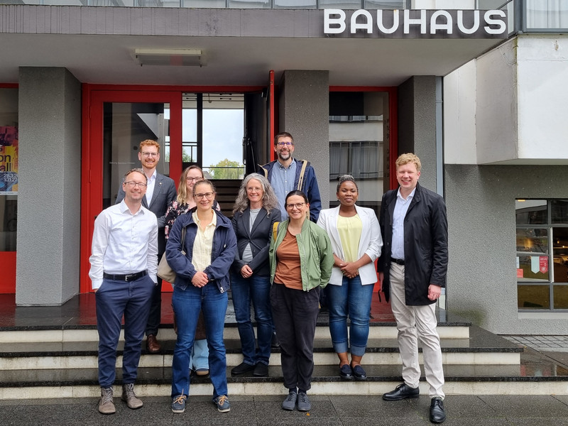 Gruppenbild vor dem Bauhausgebäude Dessau