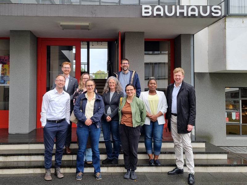 Gruppenbild vor dem Bauhausgebäude Dessau