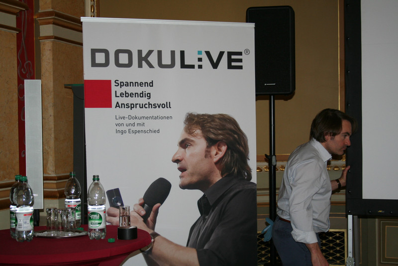 Aufsteller DOKU LIVE mit Foto von Ingo Espenschied.
