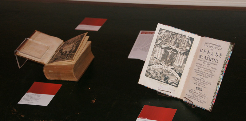 Das Bild zeigt nebeneinander zwei originale Bücher als Teil der Ausstellung, mit der für das Reformationsjubiläum 2017 geworben wurde.