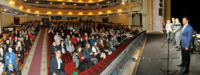 Das Bild zeigt den vollbesetzten großen Saal des Magar-Theater bei den Eröffnungsreden des deutsch-ukrainischen Theaterfestivals in Saporischschja.