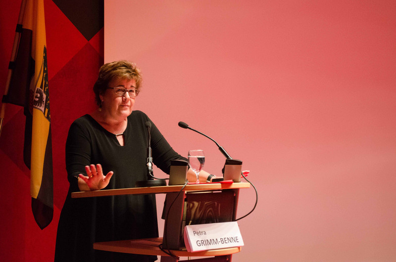 Frau Ministerin Grimm-Benne hält einen Vortrag