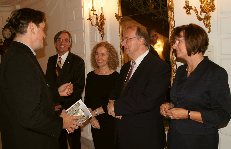 Das Bild zeigt Botschafter Brengelmann und Ministerpräsident Haseloff mit ihren Ehefrauen bei der Begrüßung von Gästen des Empfangs.