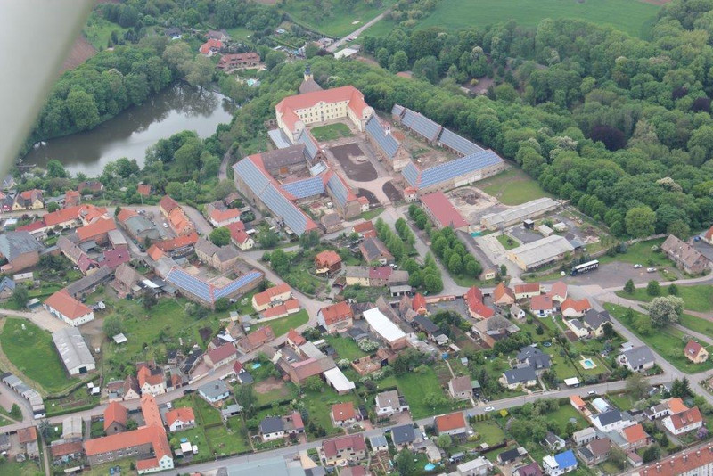 Das Bild zeigt die Schlossanlage Walbeck aus der Luft.