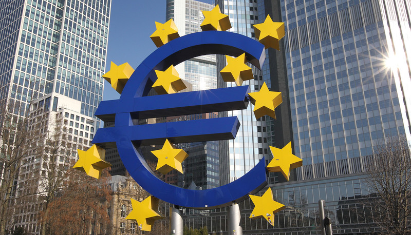 Euroskulptur vor der EZB