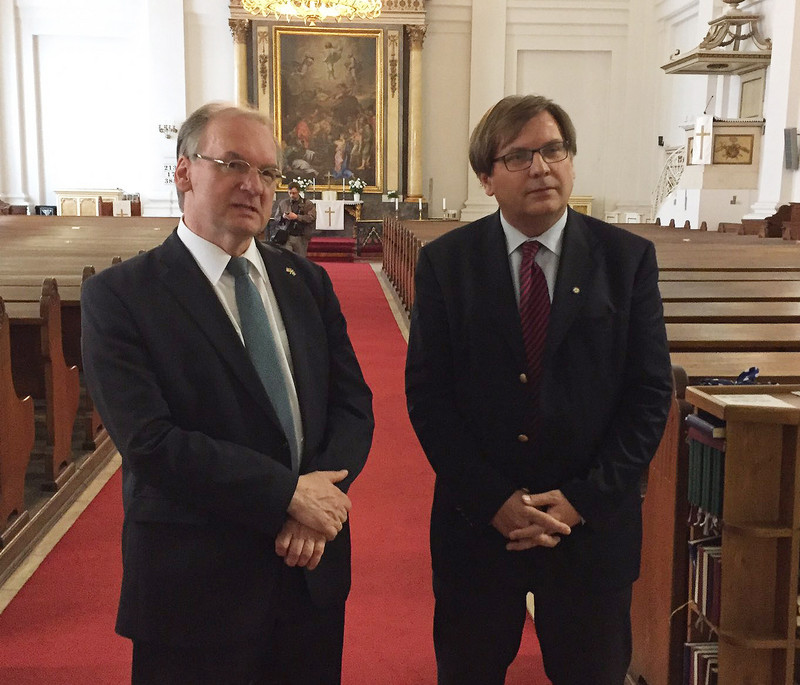 Das Bild zeigt links Ministerpräsident Haseloff und rechts den Bischof der Evangelisch-Lutherischen Kirche in Ungarn, Fabiny, in einer Kirche in Budapest.
