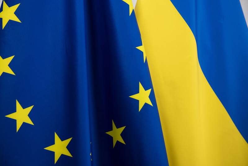 Die Fahnen der EU und Ukraine nebeneinander