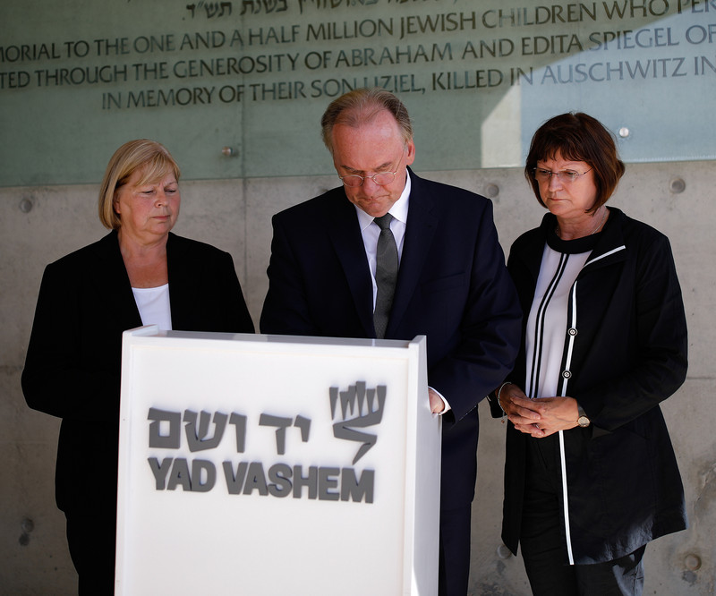 Das Bild zeigt von links Landtagspräsidentin Brakebusch, Ministerpräsident Haseloff und seine Gattin an einem Pult bei der Eintragung ins Gästebuch der Gedenkstätte Yad Vashem.