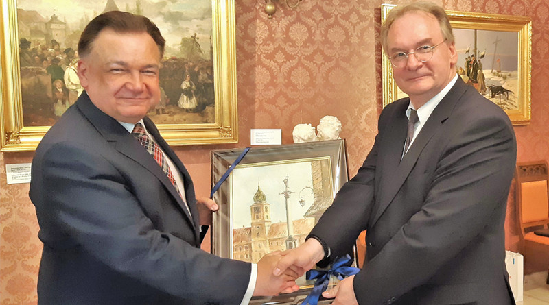 Das Foto zeigt rechts Ministerpräsident Reiner Haseloff und links seinen Amtskollegen aus der Partnerregion Masowien, Marschall Adam Struzik, beim Handschlag im Schloss Opinogora 2018.