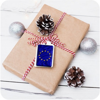 Das Bild zeigt ein verpacktes Weihnachtsgeschenk mit dem EU-Logo am Schleifenband..