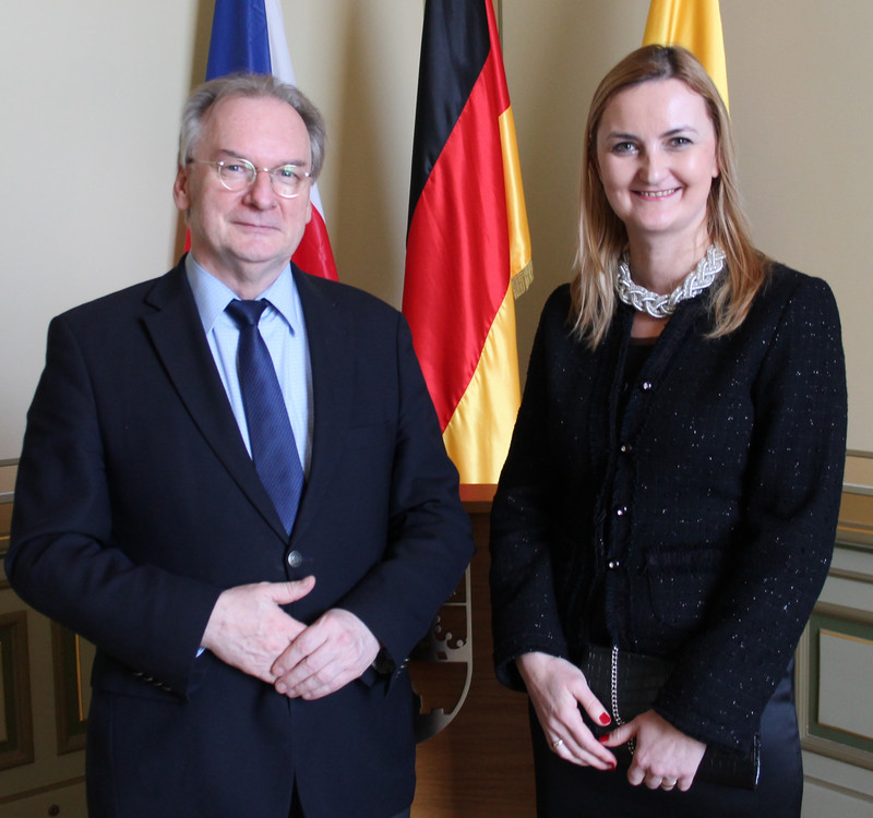 Das Bild zeigt links Ministerpräsident Reiner Haseloff und rechts die tschechische Generalkonsulin Markéta Meissnerová vor den Flaggen Tschechiens, Deutschlands und Sachsen-Anhalts.