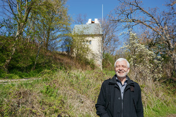Das Bild zeigt im Hintergrund den Turm der Volkssternwarte. 