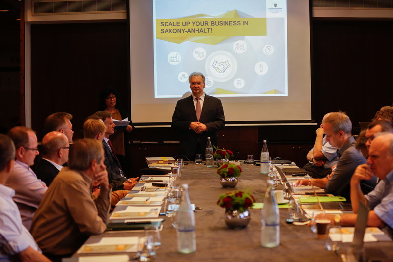 Das Bild zeigt Ministerpräsident Haseloff mit Teilnehmern der Standortwerbeveranstaltung für potenzielle Investoren.