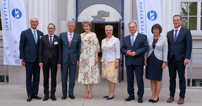 Das Bild zeigt von links: DOMO Caproleuna-GF De Clerck, InfraLeuna-GF Günther, das Königspaar, Leunas Bürgermeisterin Hagenau, das Ehepaar Haseloff und Ministerpräsident Paasch.