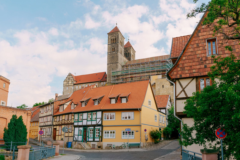 Das Foto zeigt einen Blick auf den Stiftsberg in Quedlinburg. 