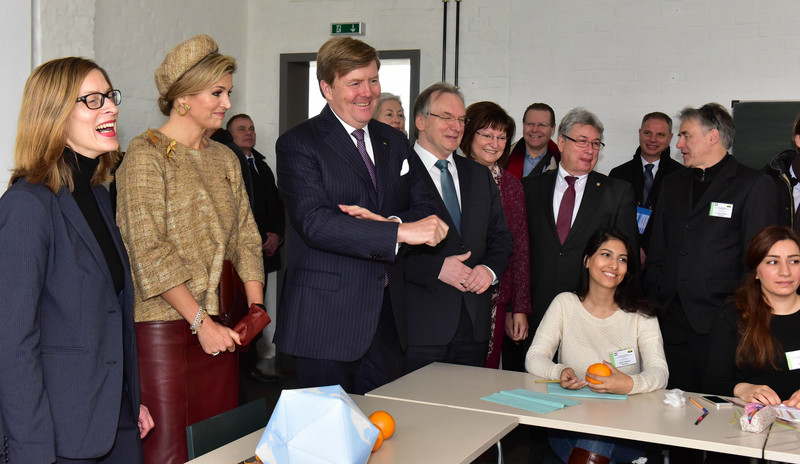 Das Bild zeigt das Königspaar und weitere offizielle Gäste im Gespräch mit Studenten im Bauhaus Dessau.