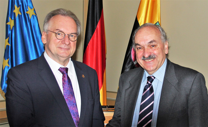 Das Bild zeigt links Ministerpräsident Haseloff und rechts Botschafter Villagra Delgado vor den Flaggen der EU, Deutschlands und Sachsen-Anhalts. 