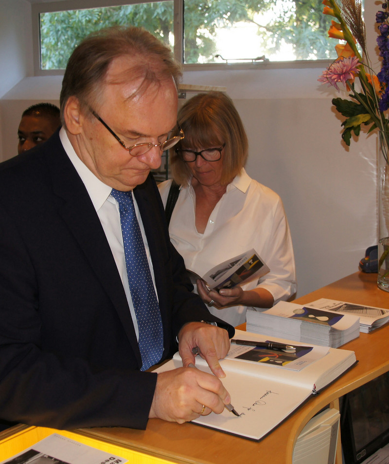 Das Foto zeigt Ministerpräsident Haseloff bei der Eintragung in das Gästebuch des Chabot-Museums.