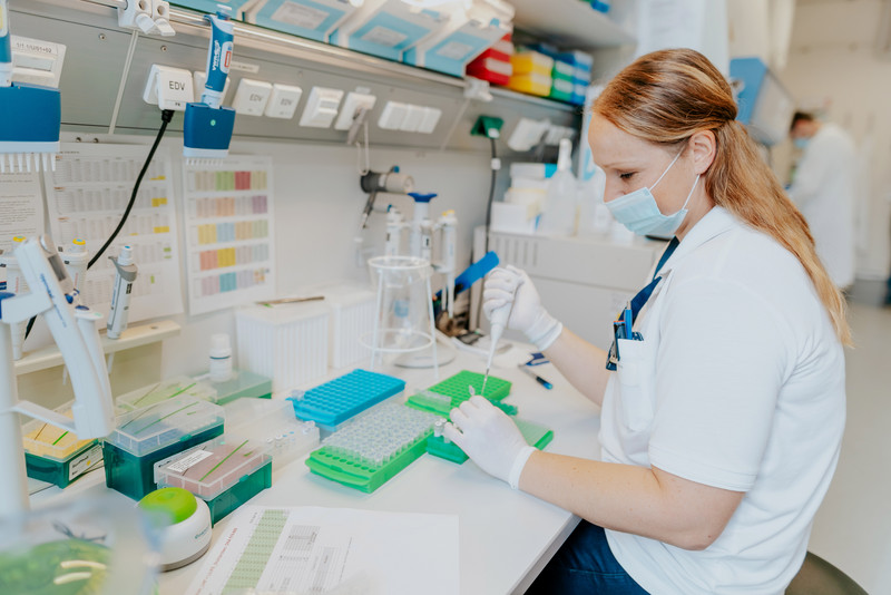 Das Bild zeigt eine Mitarbeiterin bei der Arbeit im Labor. 