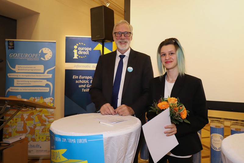 Europaminister Robra mit Celina Gewinn, Gewinnerin des Jurypreises