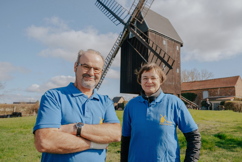 Das Bild zeigt Martin Häniche und Constance Radespiel gemeinsam vor der Windmühle.