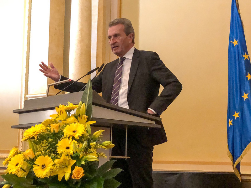 Auf dem Bild ist EU-Kommissar Günther Oettinger während seines Vortrags beim "Europaforum im Palais" zu sehen.