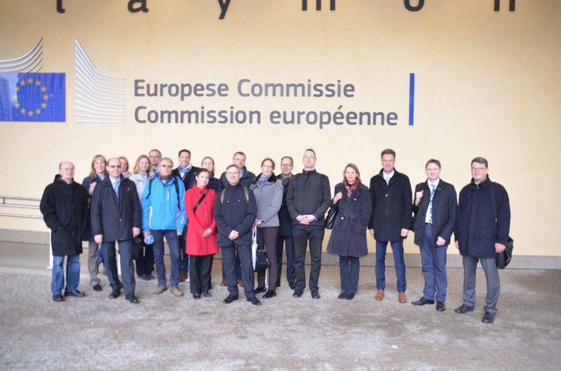 Teilnehmer der Seminar- und Informationsreise stehen vor der EU-Kommission