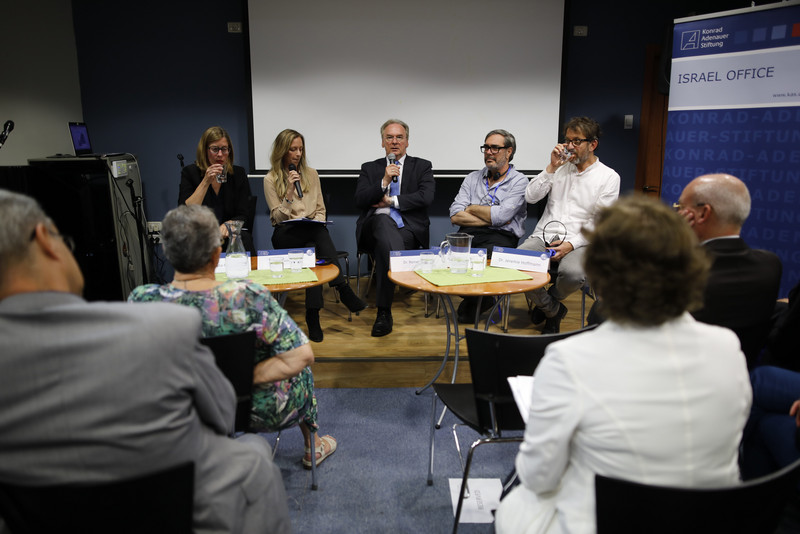 Das Bild zeigt die Teilnehmer der Diskussionsrunde bei der Veranstaltung der Konrad-Adenauer-Stiftung zu den Verbindungen zwischen dem Bauhaus Dessau und Israel.
