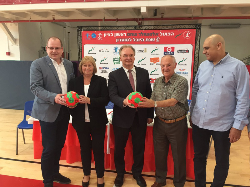 Das Bild zeigt den Geschäftsführer des SC Magdeburg, Marc Schmedt, Ministerpräsident Reiner Haseloff, Landtagspräsidentin Gabriele Brakebusch und den Manager des israelischen Handball-Meisters Hapoel Rishon.