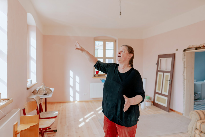 Das Foto zeigt Pastorin Meuro in einem renovierten Raum.