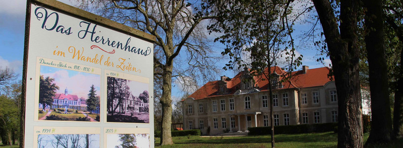Banner: Herrenhaus Karow mit Informationstafel