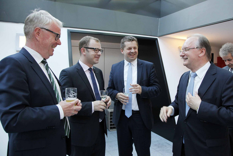 Ministerpräsident Rainer Haseloff unterhält sich mit Gästen im Foyer der Landesvertretung