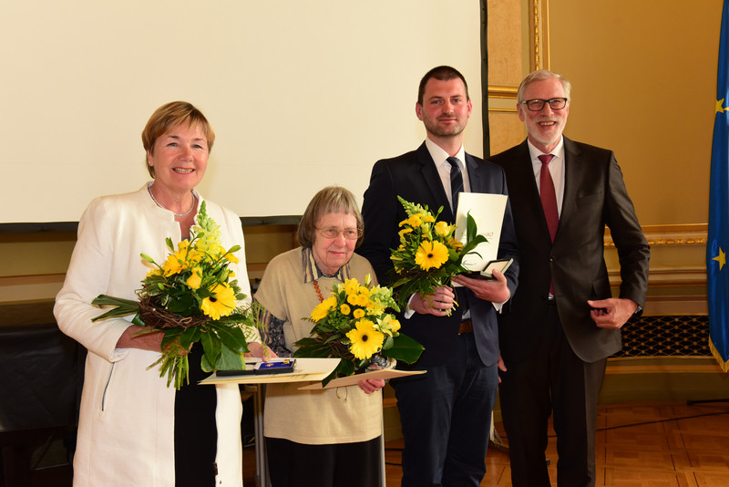 v.l.n.r. Katharina Berger, Karin Alms, Daniel Adler, Minister Robra