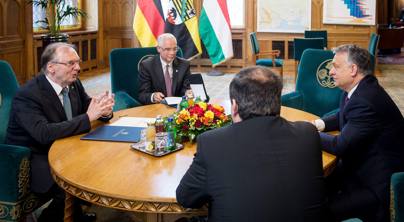 Das Bild zeigt unter anderem links Ministerpräsident Haseloff und rechts Ministerpräsident Orban im Gespräch am Besprechungstisch.