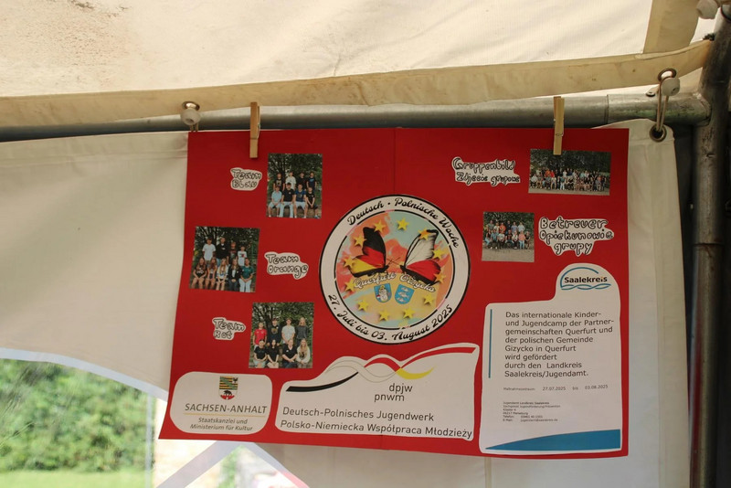 Ein Schild informiert darüber, wer das Jugendcamp gefördert hat. 
