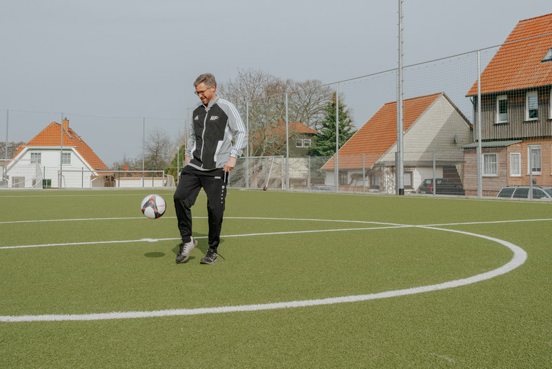 Das Bild zeigt Maik Fiebiger, Präsidenten des Vereins SV Darlingerode, beim Fußball spielen auf dem neuen Kunstrasenplatz.