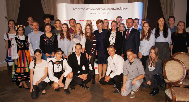 Das Bild zeigt die Teilnehmer aus Sachsen-Anhalt und Masowien vor einer Stellwand, zusammen mit Ministerin Dalbert, der Vertreterin der Jugendorganisation "Szansa" und dem Vertreter des Marschallamtes Masowiens.