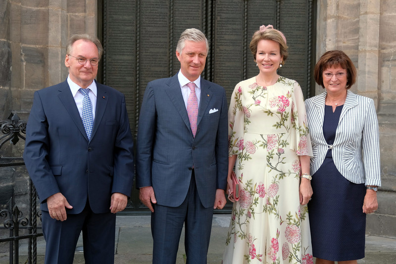 Das Bild zeigt von links nach rechts Ministerpräsident Haseloff, das Königspaar und die Gattin des Ministerpräsidenten vor der Thesentür der Schlosskirche Wittenberg.