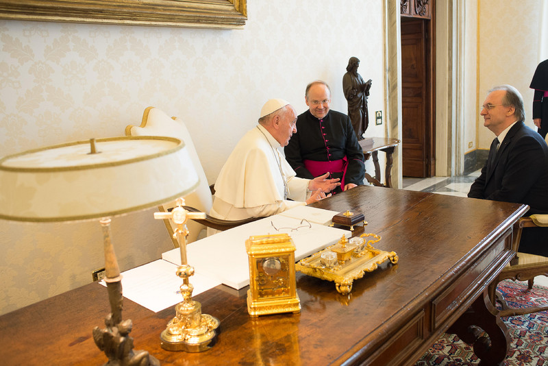 Das Foto zeigt Papst Franziskus (links) und Ministerpräsident Dr. Reiner Haseloff (rechts) am Schreibtisch des Papstes bei der Privataudienz.
