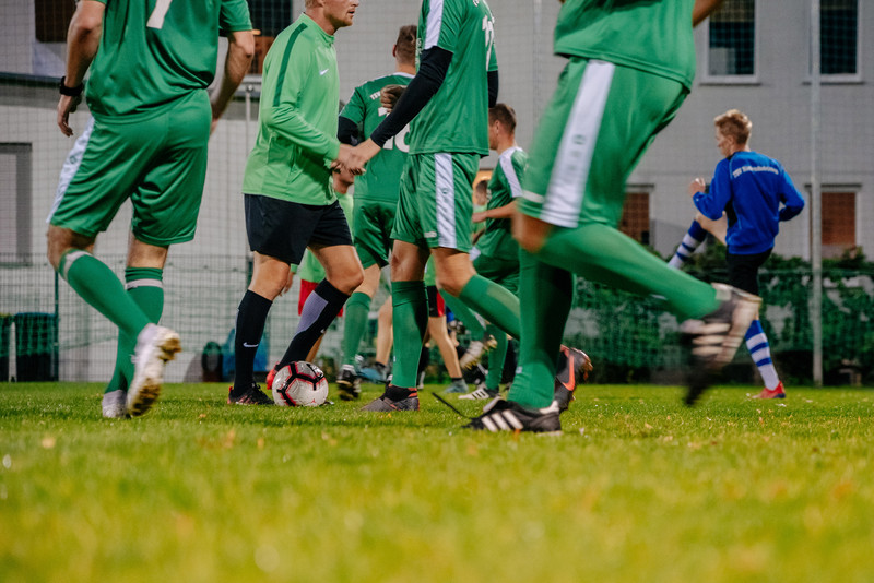 Das Bild zeigt die Fußball-Herrenmannschaft des TSV Niederndodeleben beim Spielen.