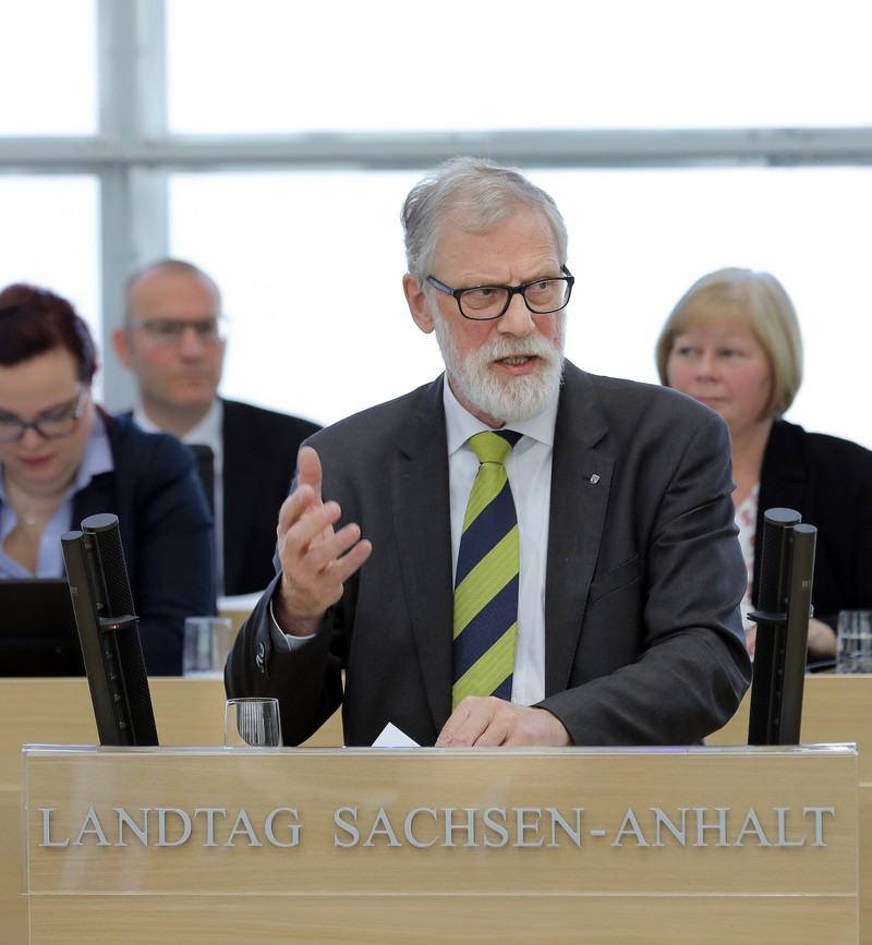 Minister Robra bei seiner Regierungserklärung am 2. April im Landtag von Sachsen-Anhalt
