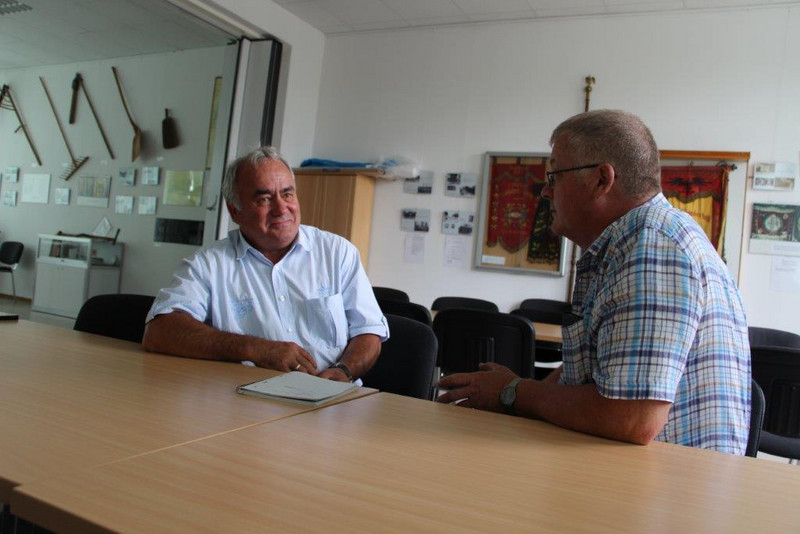 Das Foto zeigt, wie sich Bürgermeister Jens Strube und Ortsbürgermeister Thomas Warnecke im Gemeinschaftsraum des Ortes Pömmelte über aktuelle Themen austauschen.